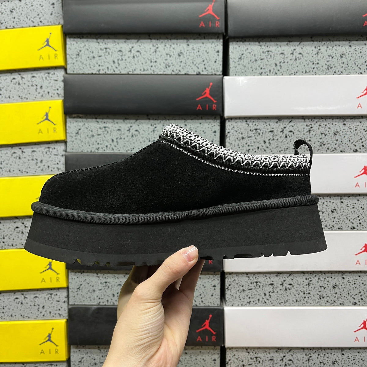 UGG Tazz Platform Slipper – Black (Sizes 35–41)