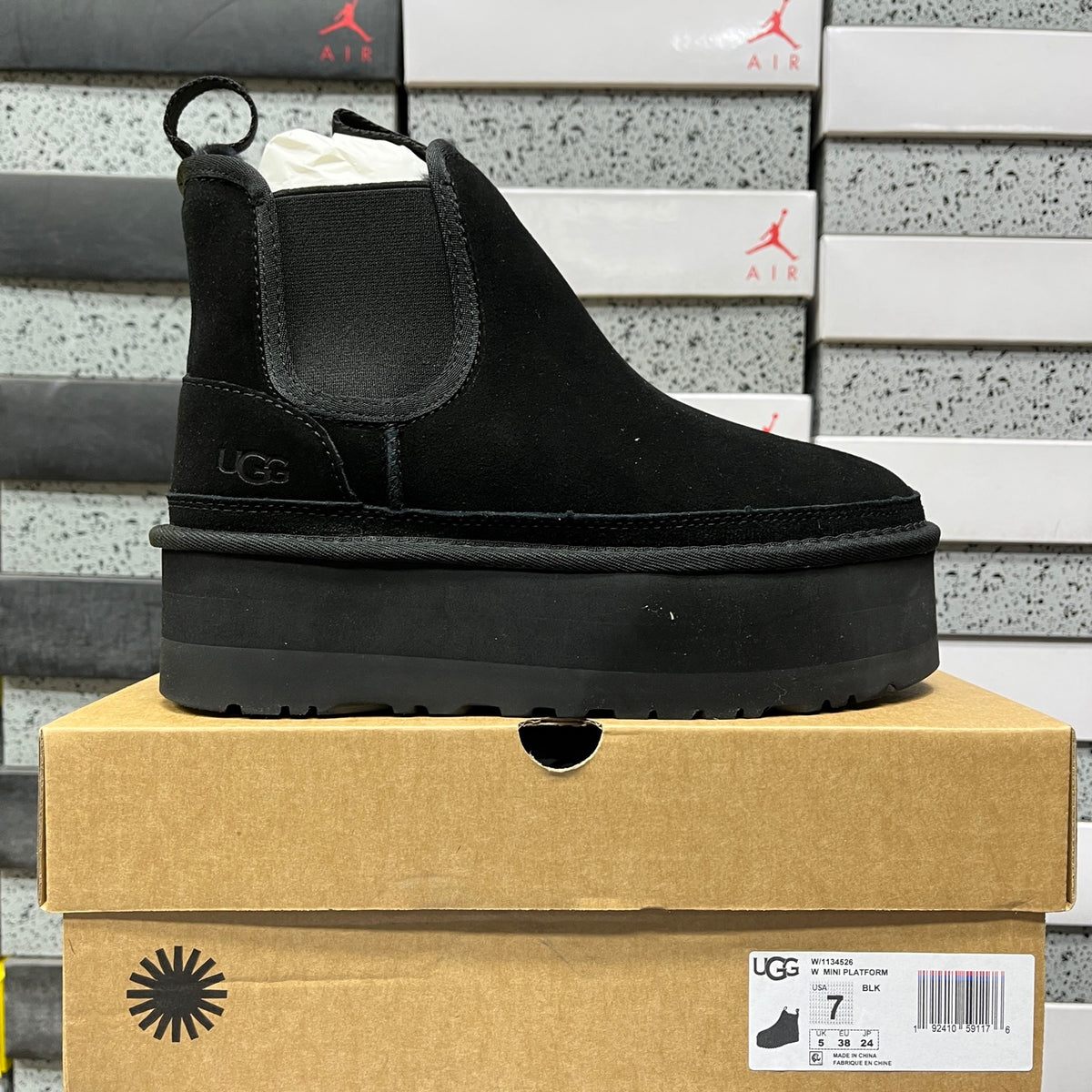 UGG Neumel Platform Chelsea Boot – Black (Sizes 35–40)