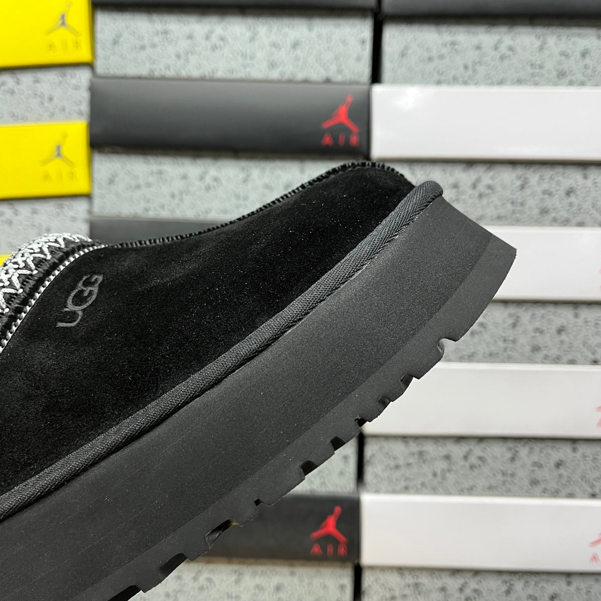 UGG Tazz Platform Slipper – Black (Sizes 35–41)