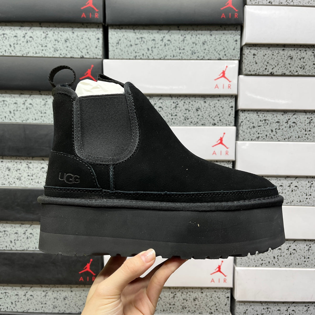 UGG Neumel Platform Chelsea Boot – Black (Sizes 35–40)