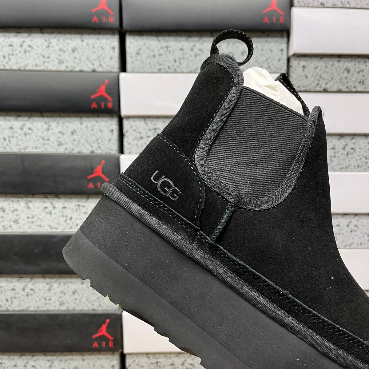 UGG Neumel Platform Chelsea Boot – Black (Sizes 35–40)