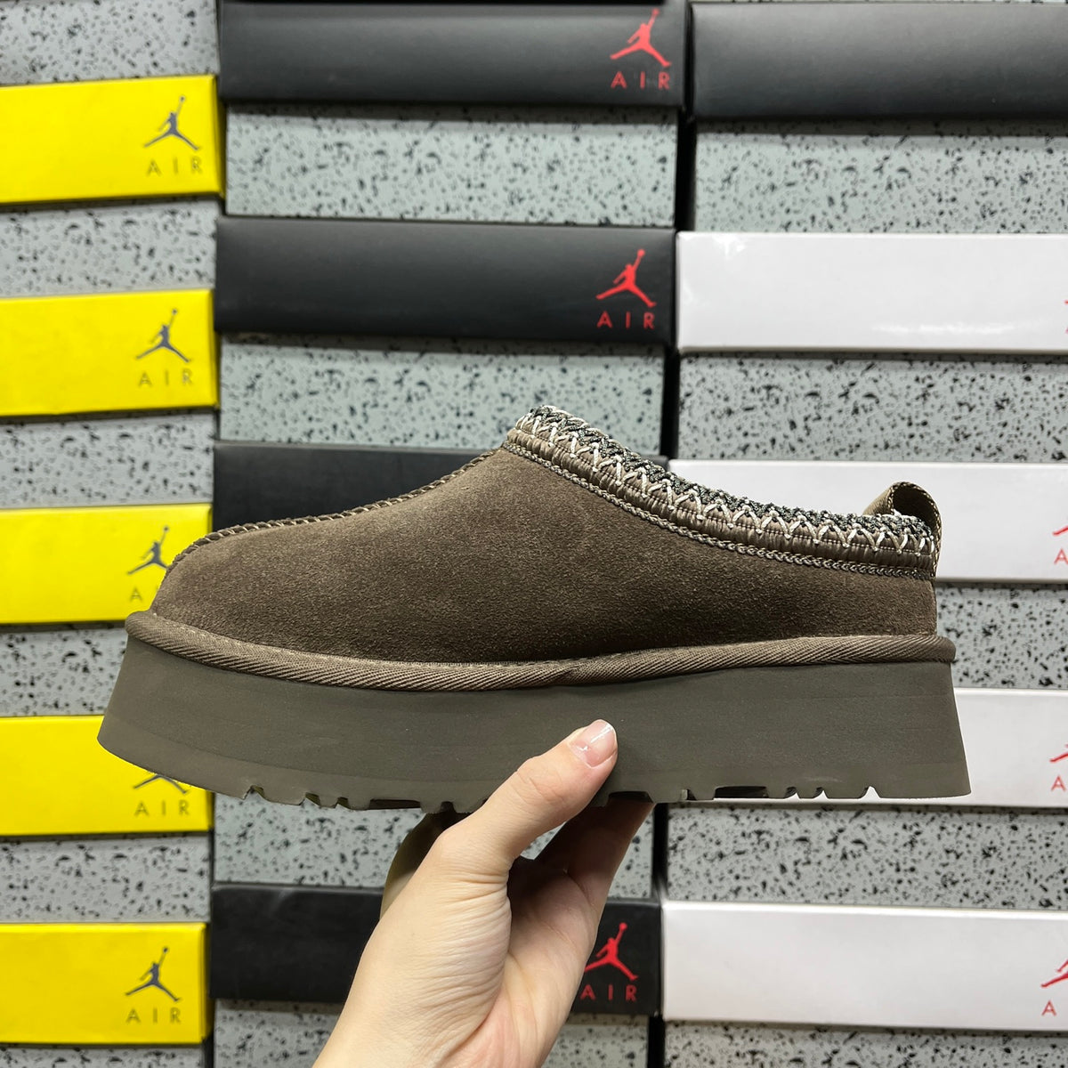 UGG Tazz Platform Slipper – Walnut (Sizes 35–41)
