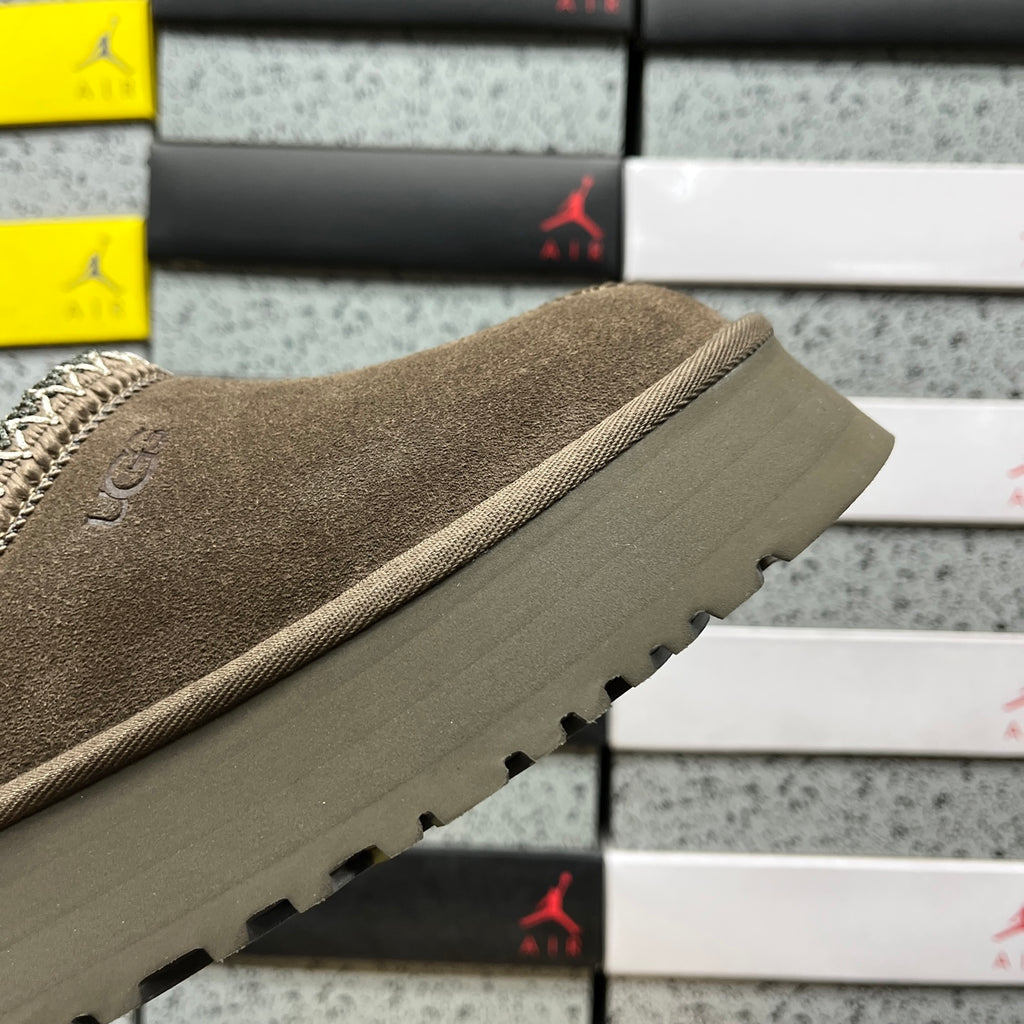 UGG Tazz Platform Slipper – Walnut (Sizes 35–41)