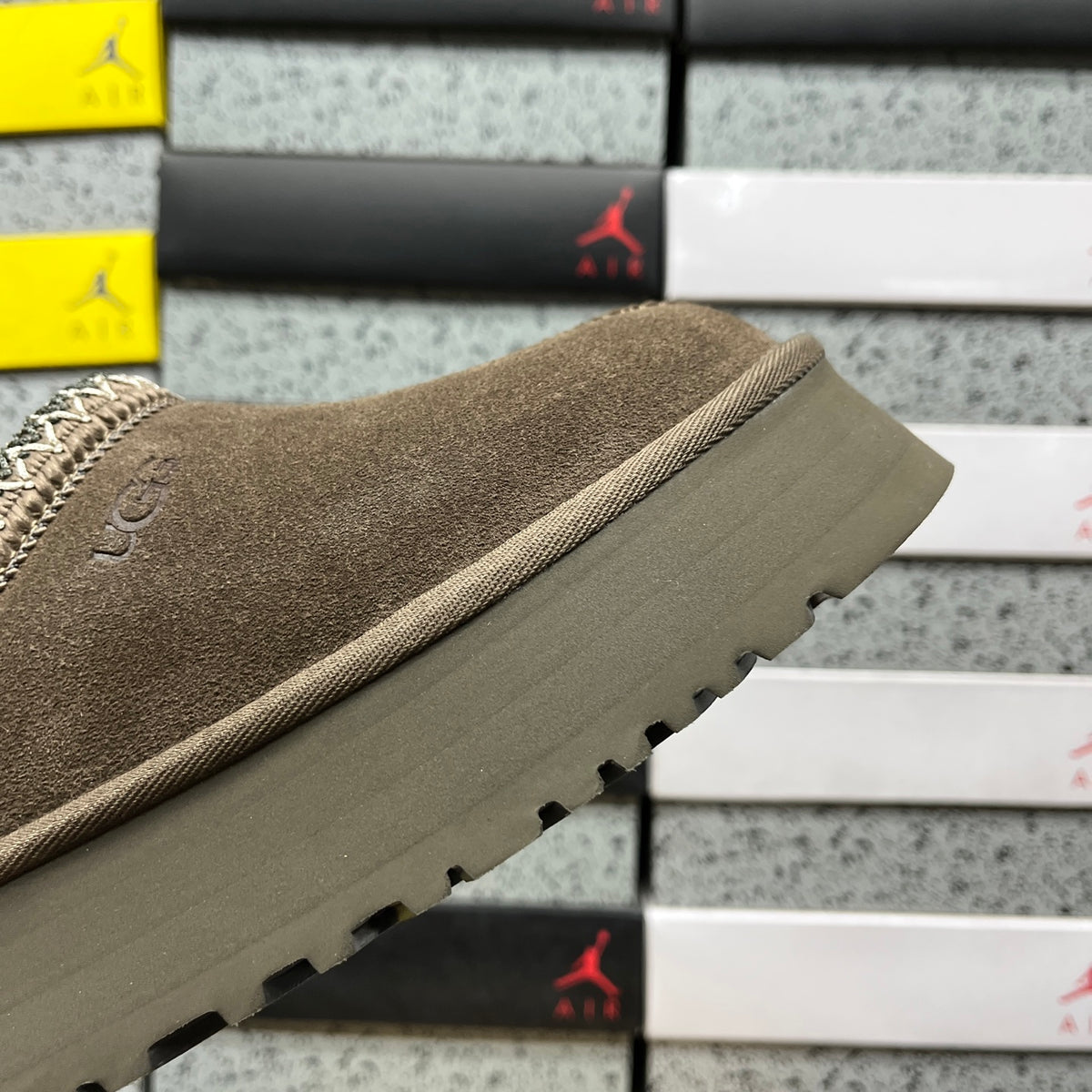 UGG Tazz Platform Slipper – Walnut (Sizes 35–41)