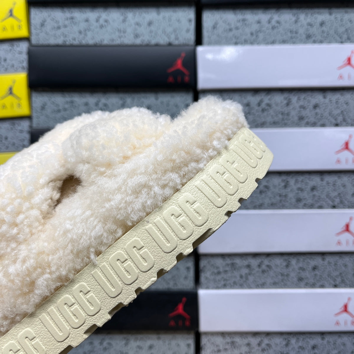 UGG Sherpa Platform Slipper – Cream (Sizes 35–40)