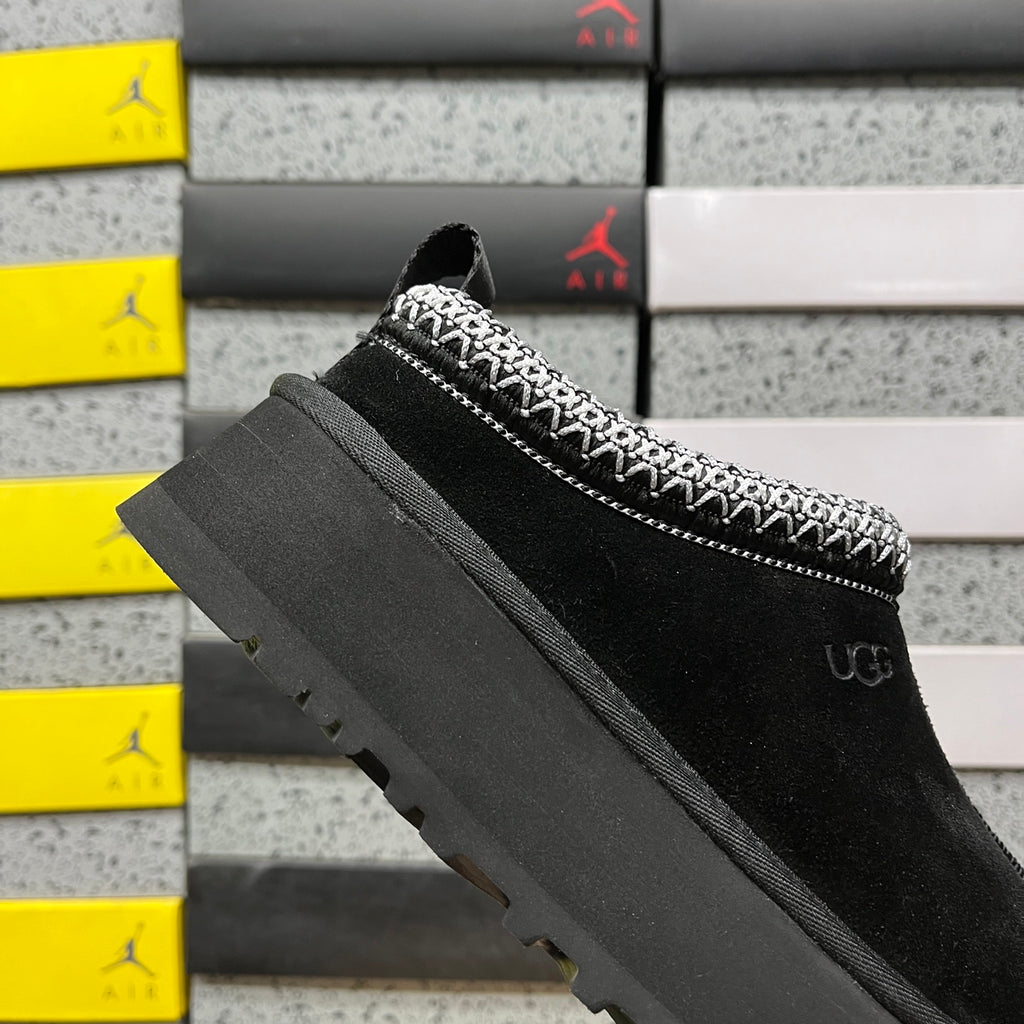 UGG Tazz Platform Slipper – Black (Sizes 35–41)