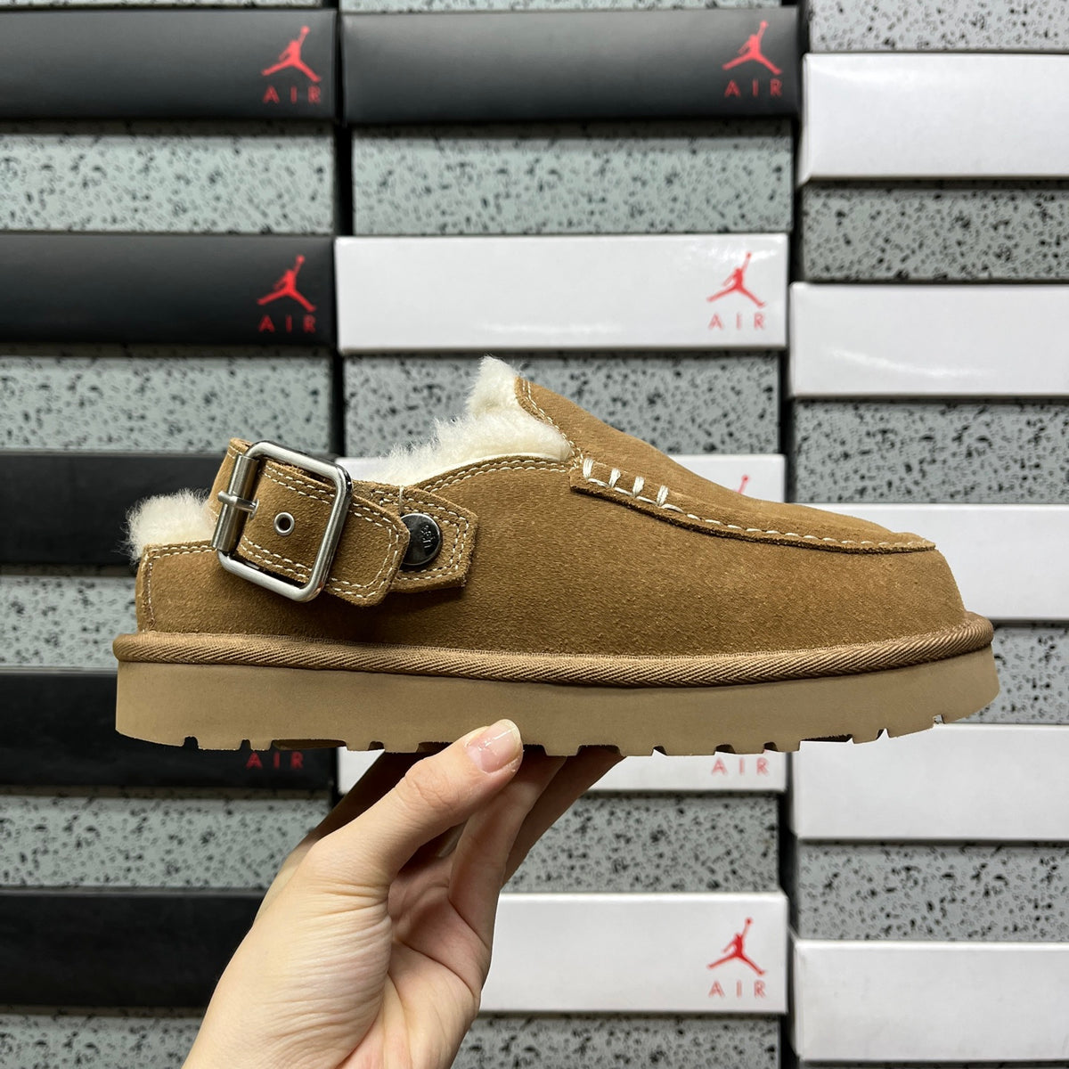 UGG Shearling Platform Clog – Chestnut (Sizes 35–40)