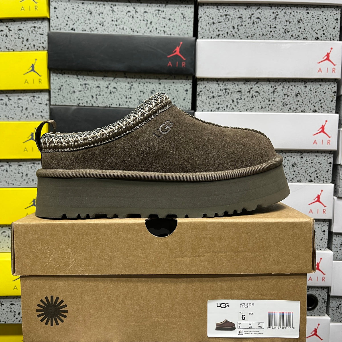 UGG Tazz Platform Slipper – Walnut (Sizes 35–41)